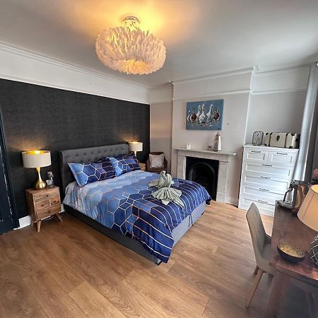 Large Bedroom In Beautiful House ลอนดอน ภายนอก รูปภาพ